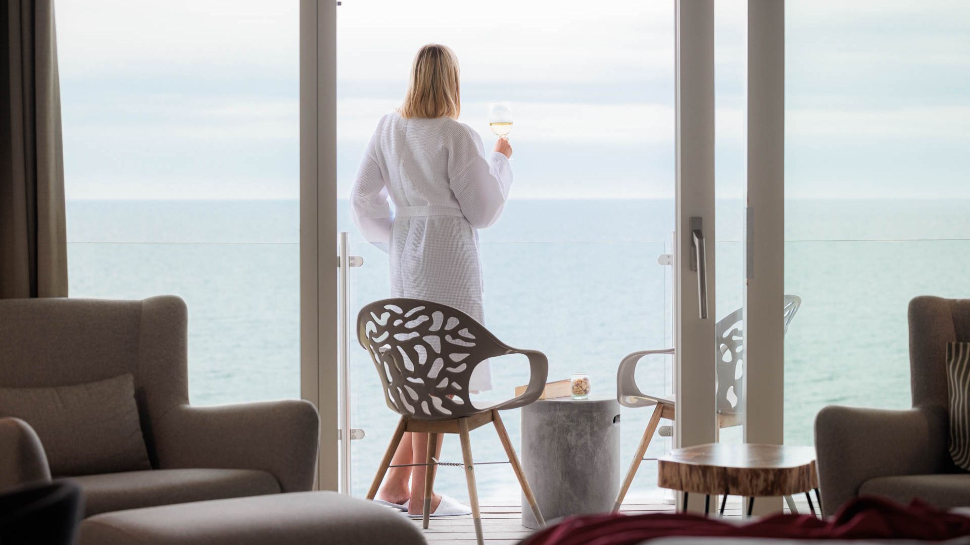 Fredensborg Badehotel Varelse Kvinde Kigger Paa Havudsigt 2 (2)