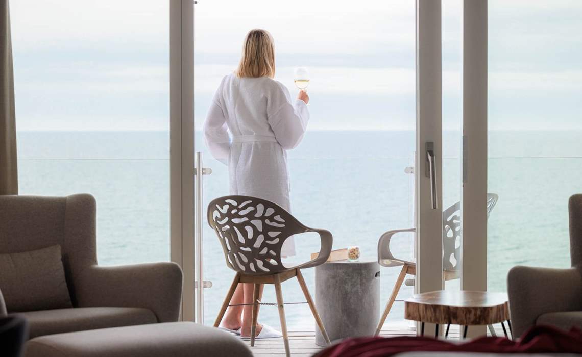 Fredensborg Badehotel Varelse Kvinde Kigger Paa Havudsigt 2 (2)