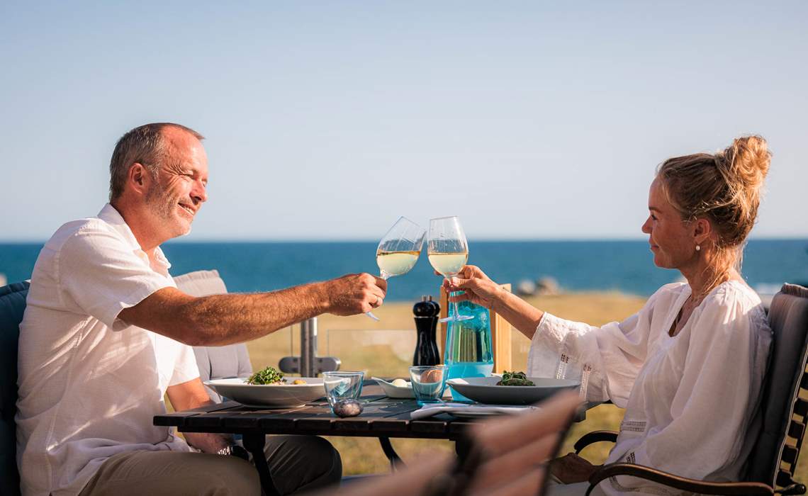 Fredensborg Badehotel Restaurany Fb Par Spiser Paa Terrassen 3 Web