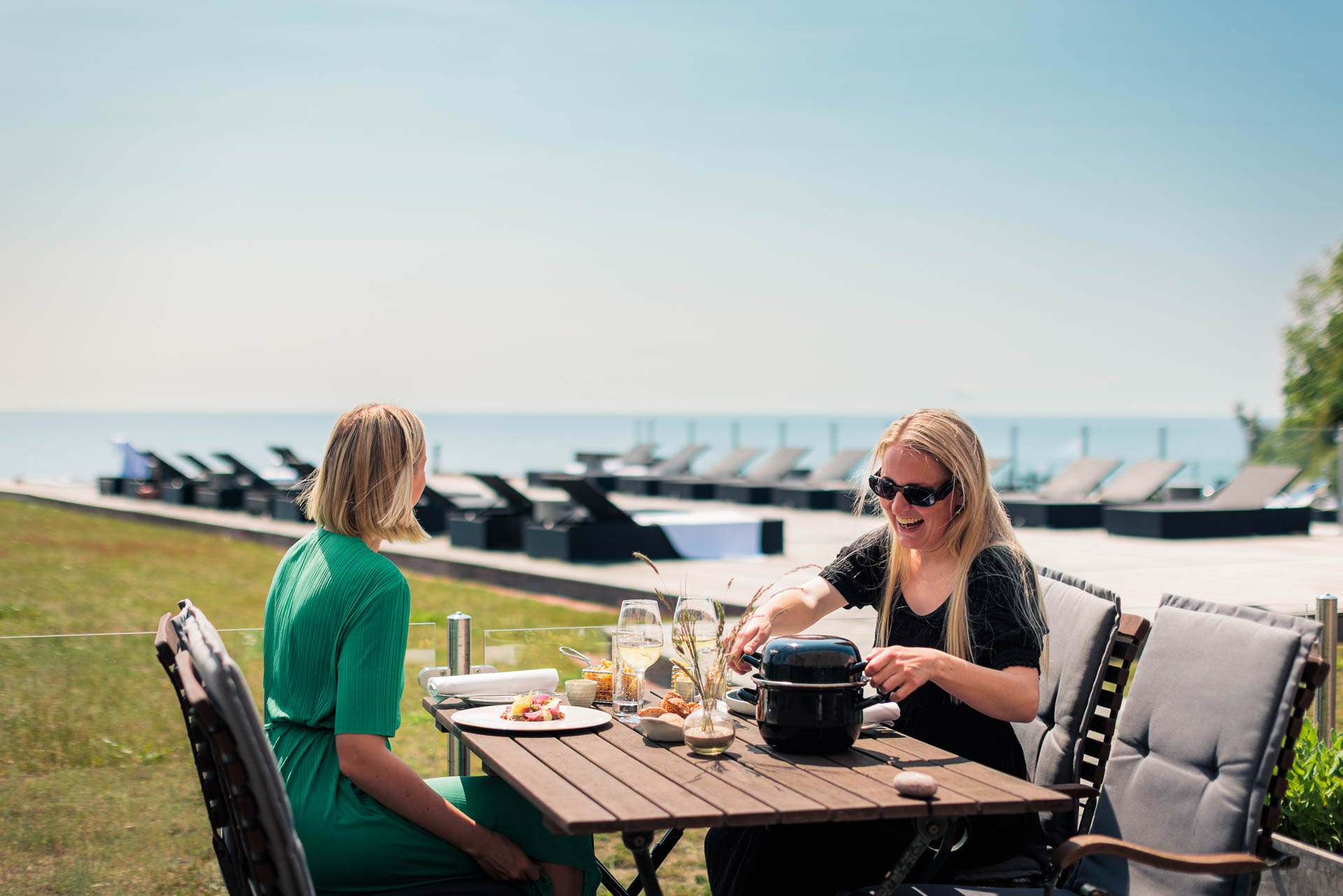 Fredensborg Badehotel To Kvinder Spiser Frokost Med Havudsigt Web