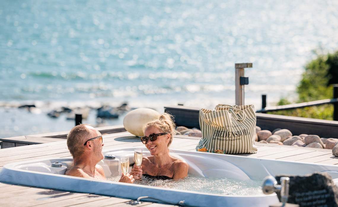 Fredensborg Badehotel Par I Udendoers Jacuzzi Web
