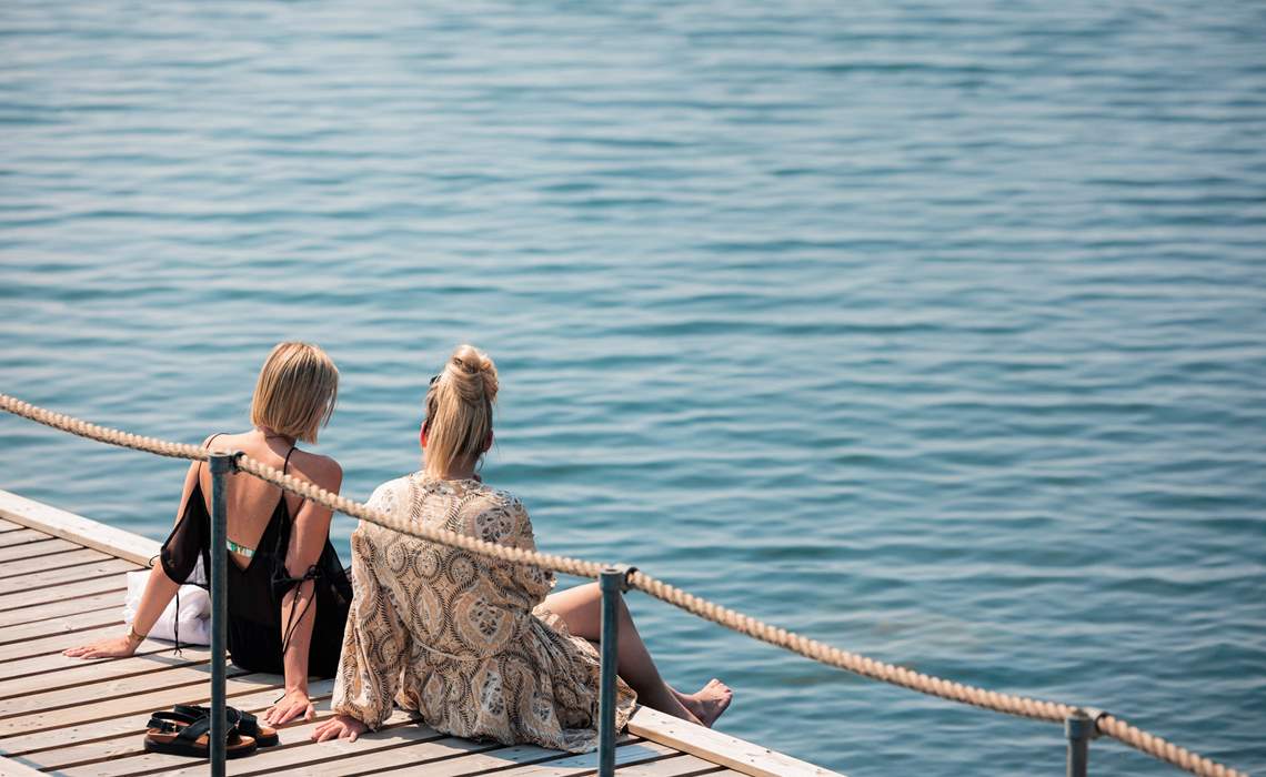Fredensborg Badehotel To Kvinder Paa Badebroen 2 Web