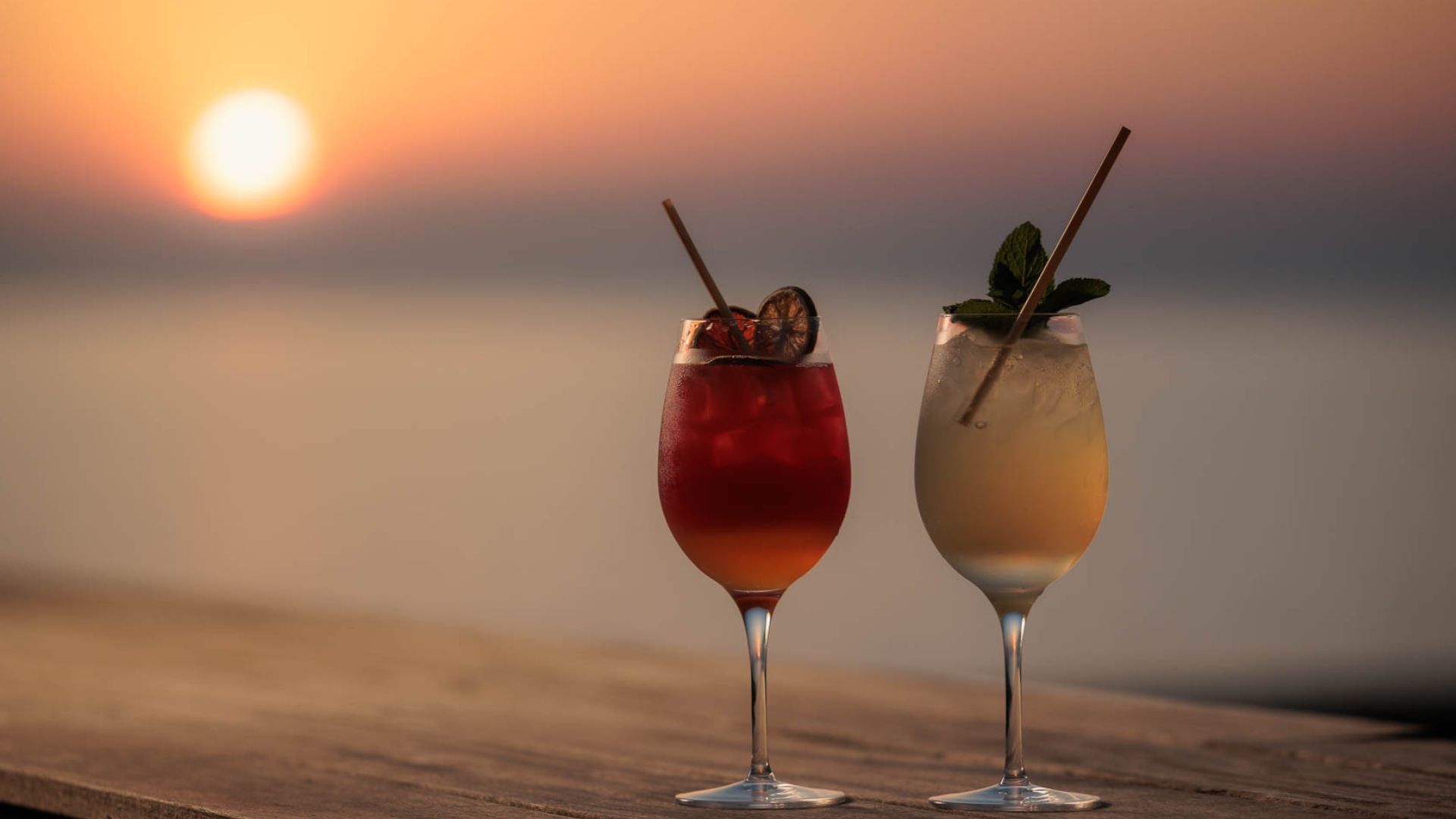 Griffen Spahotel G's Koekken Drinks I Solnedgang Paa Terrassen