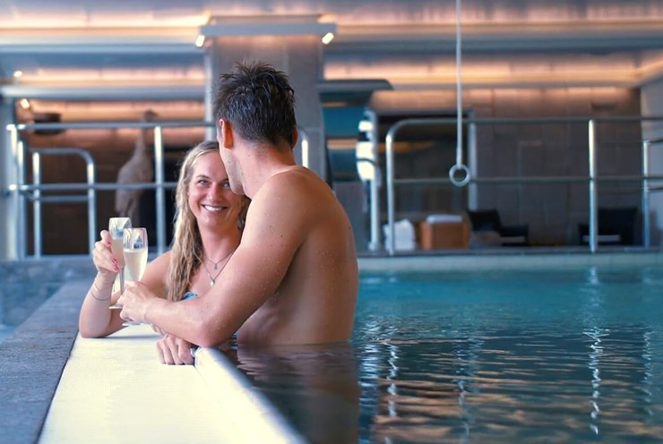 Slap af i varmtvandspoolen