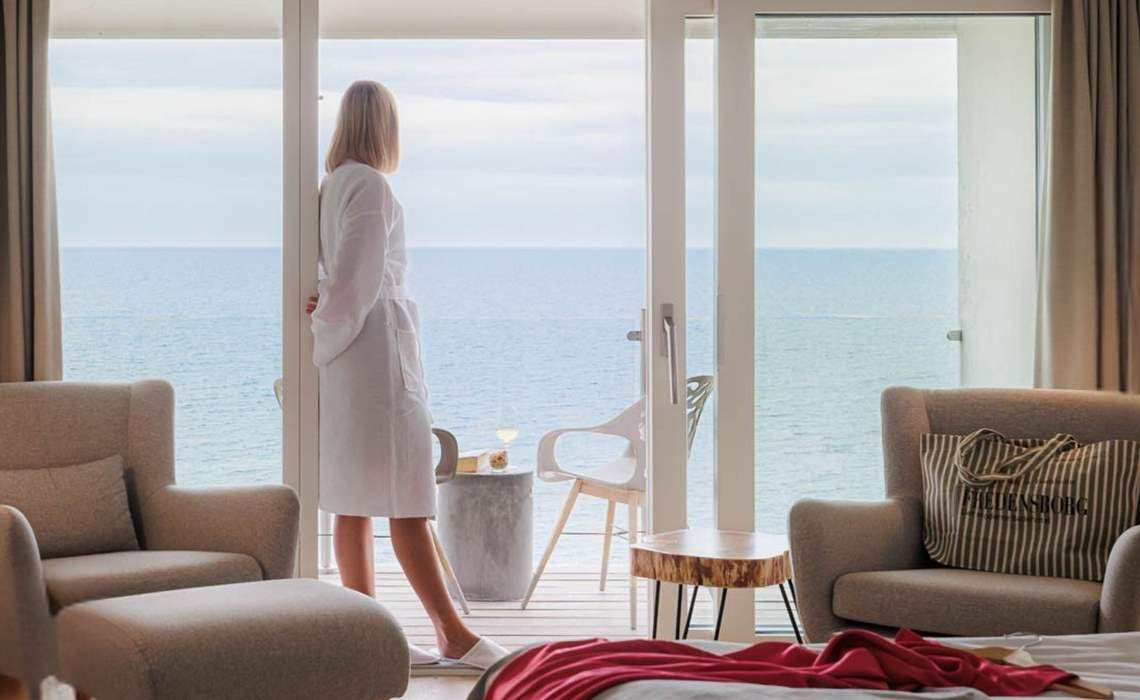 Fredensborg Badehotel Varelse Kvinde Kigger Paa Havudsigt 2