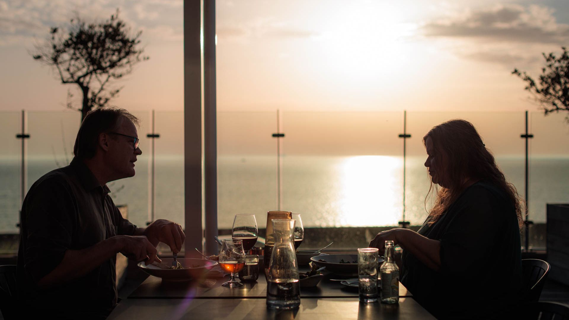 Griffen Spahotel G's Koekken Par Spiser Paa Terrassen Med Solnedgang