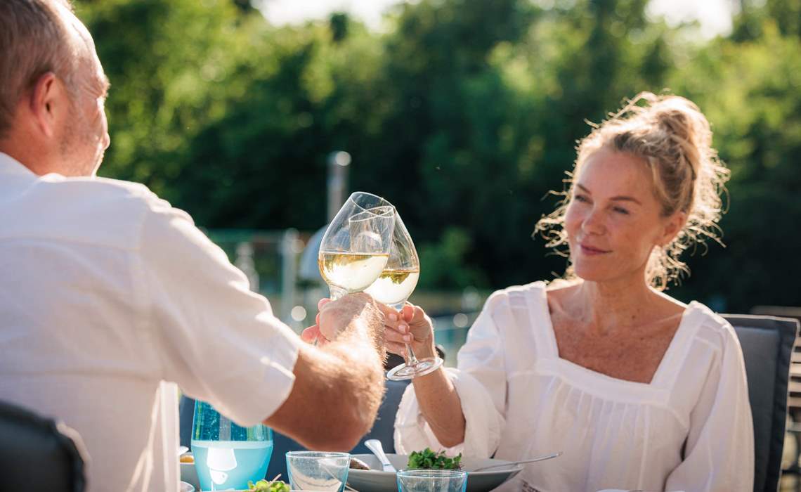 Fredensborg Badehotel Par Skaaler Paa Terrassen Web