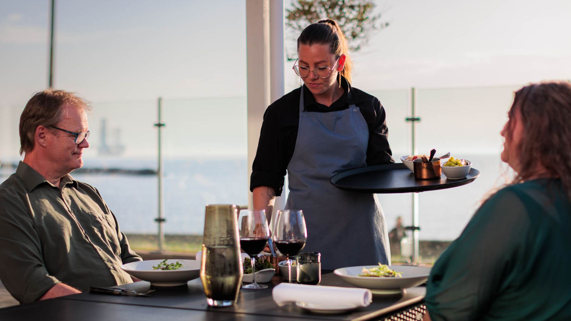 Griffen Spahotel G's Koekken Tjener Serverer For Par Paa Terrassen