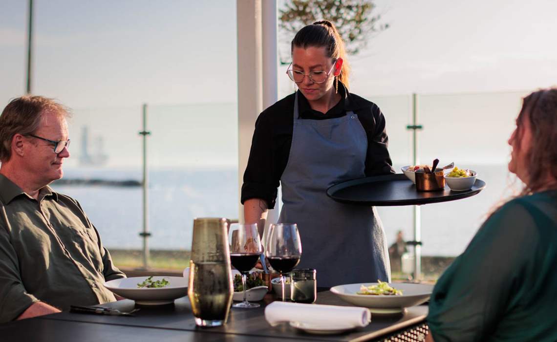 Griffen Spahotel G's Koekken Tjener Serverer For Par Paa Terrassen