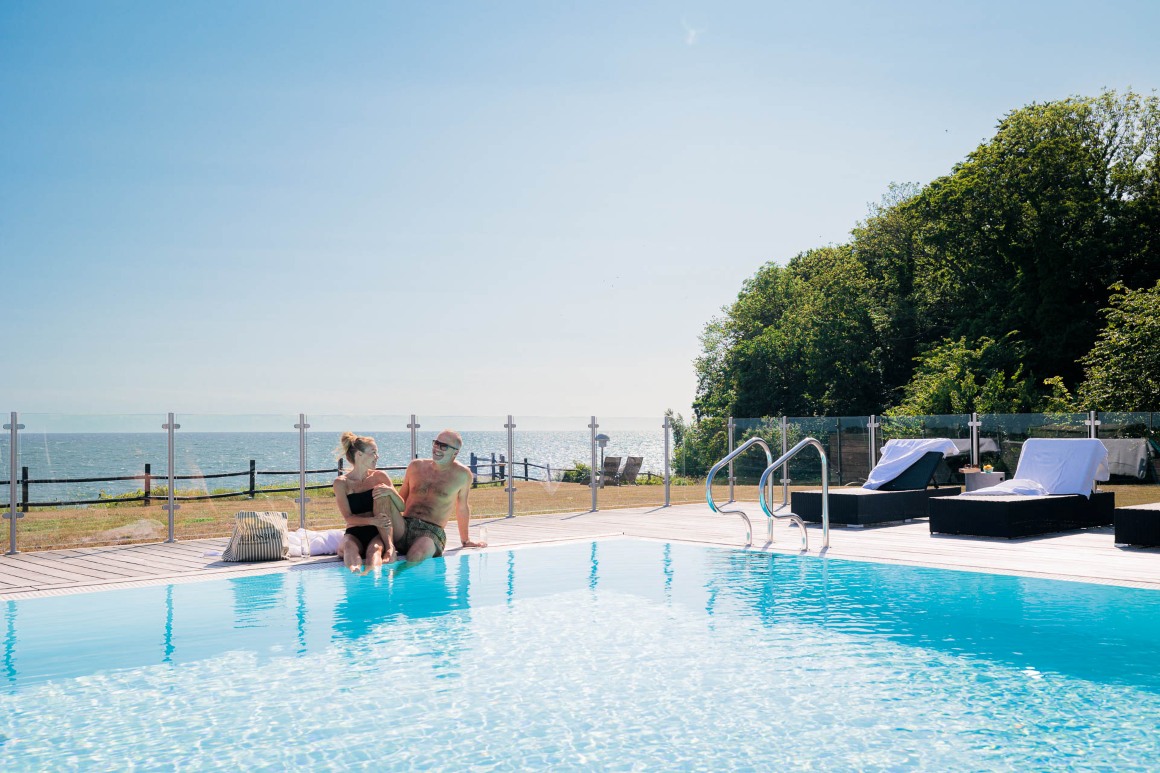 Fredensborg Badehotel Par Sidder Ved Poolen Web