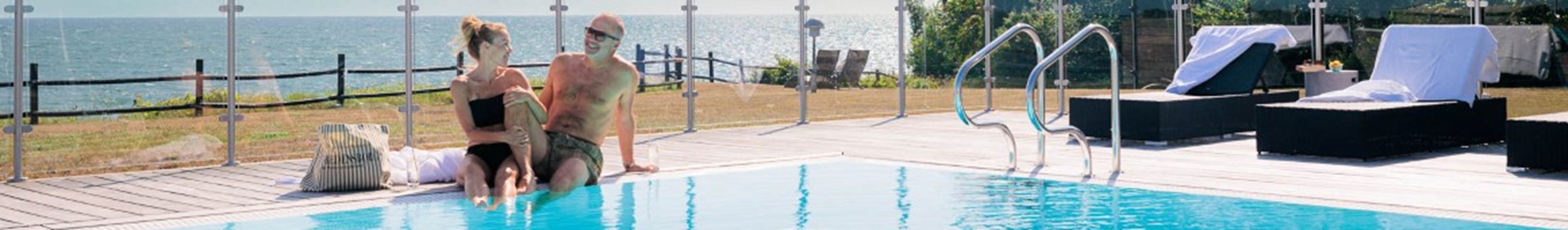 Fredensborg Badehotel Par Sidder Ved Poolen Web