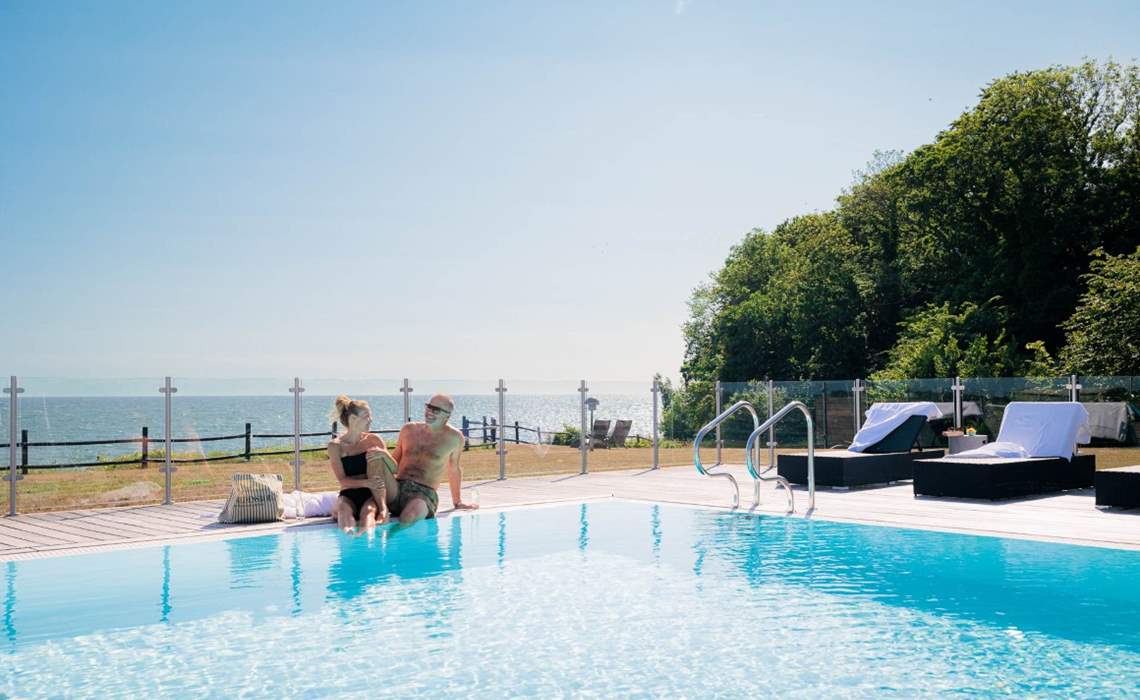 Fredensborg Badehotel Par Sidder Ved Poolen Web