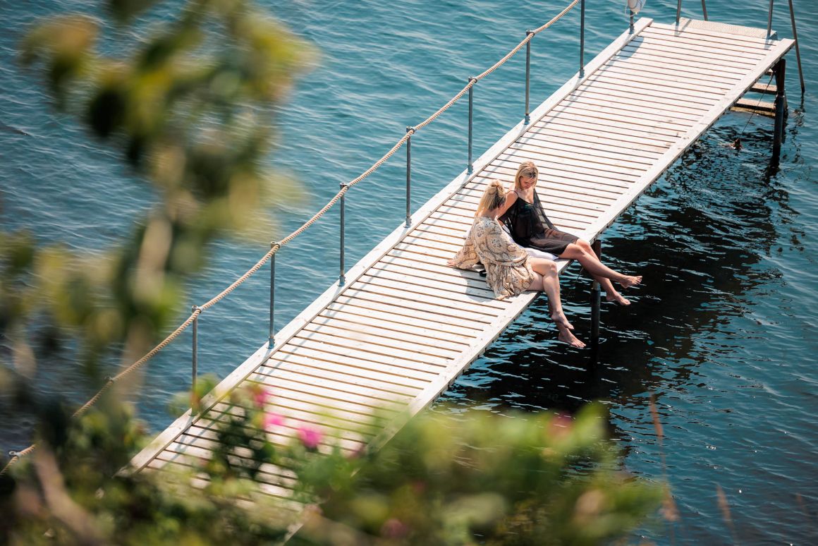 Fredensborg Badehotel To Kvinder Paa Badebroen 4 Web