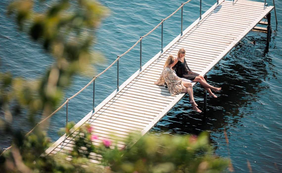 Fredensborg Badehotel To Kvinder Paa Badebroen 4 Web