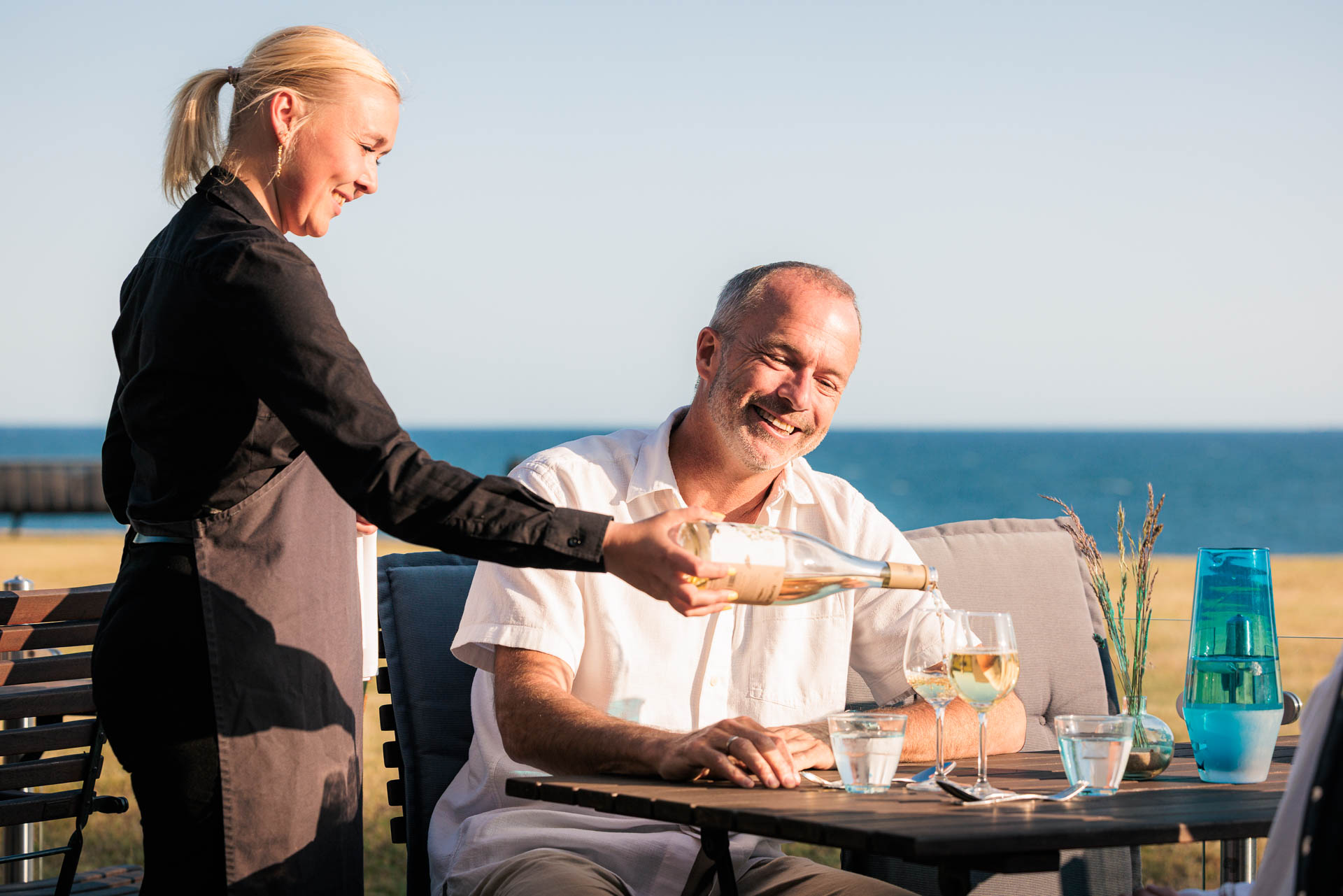 Fredensborg Badehotel Restaurany Fb Par Spiser Paa Terrassen 2 Web