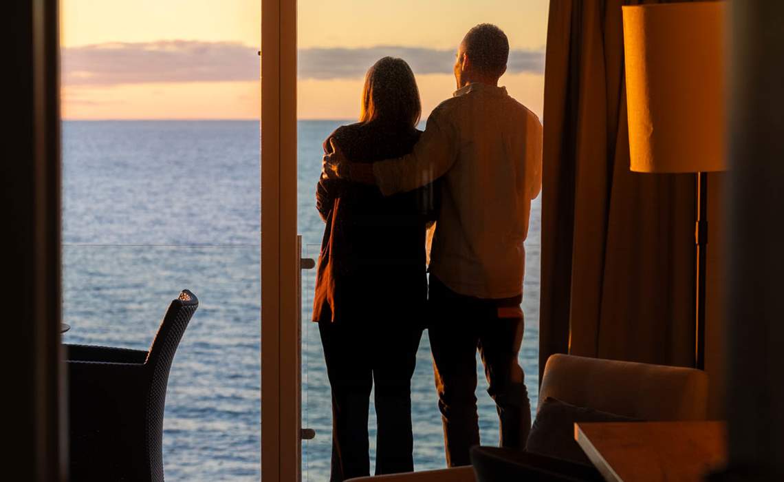 Griffen Spahotel Solnedgang Paa Vaerelset Par Holder Om Hinanden Web