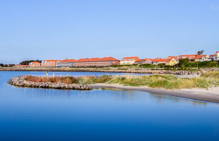 Griffen Spahotel ligger flot ved stranden og lystbådehavnen i Rønne