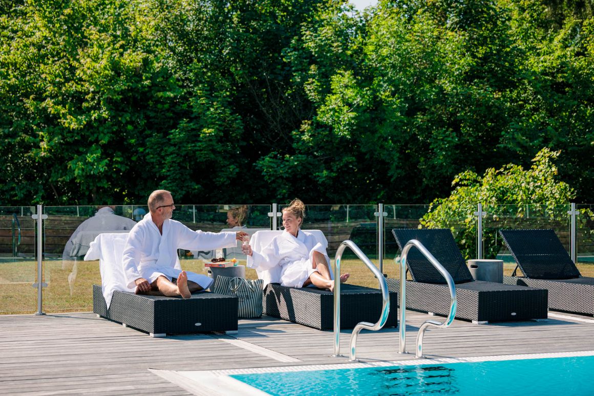 Fredensborg Badehotel Par Ved Poolen 2 Web
