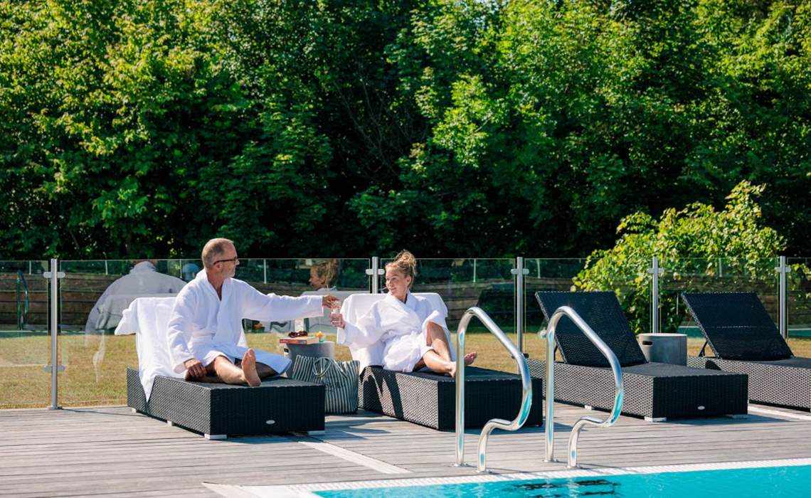 Fredensborg Badehotel Par Ved Poolen 2 Web