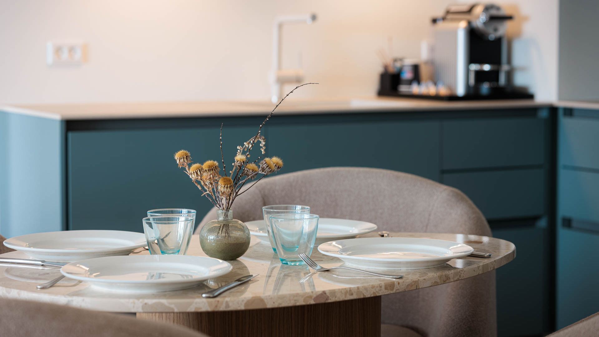 Fredensborg Badehotel Garden Suite Koekken Alrum Spisebord Web