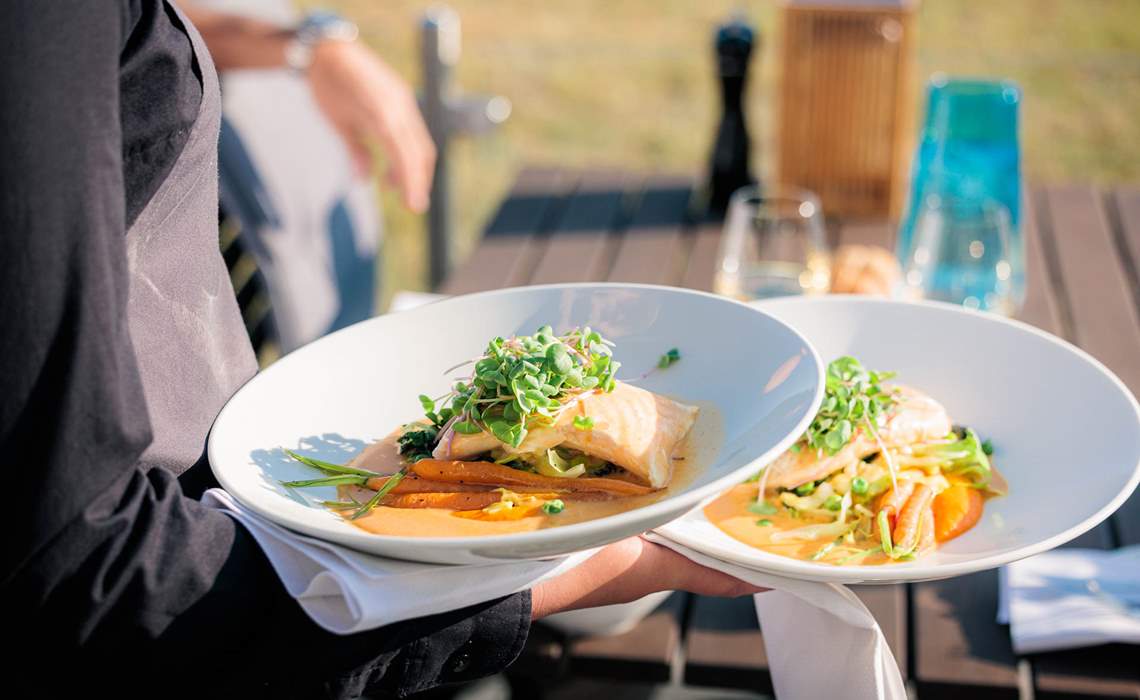 Fredensborg Badehotel Restaurant Fb Tjener Gaar Med Mad Web