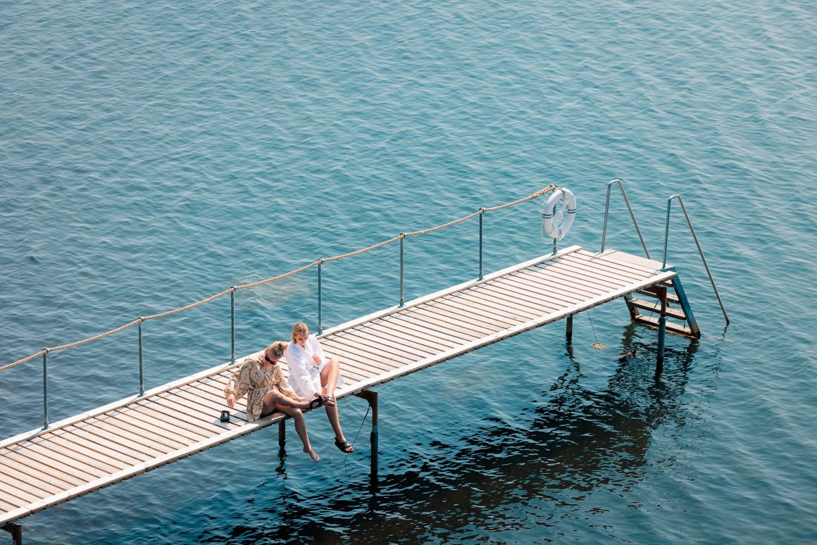 Fredensborg Badehotel To Kvinder Paa Badebroen 6 Web