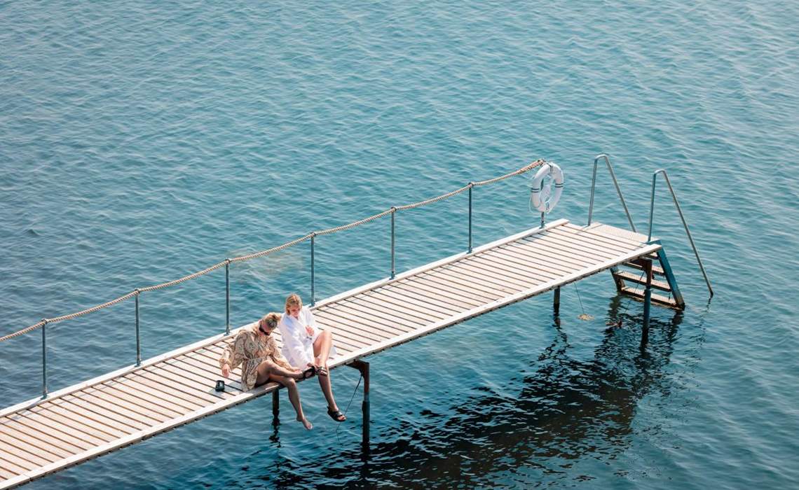 Fredensborg Badehotel To Kvinder Paa Badebroen 6 Web