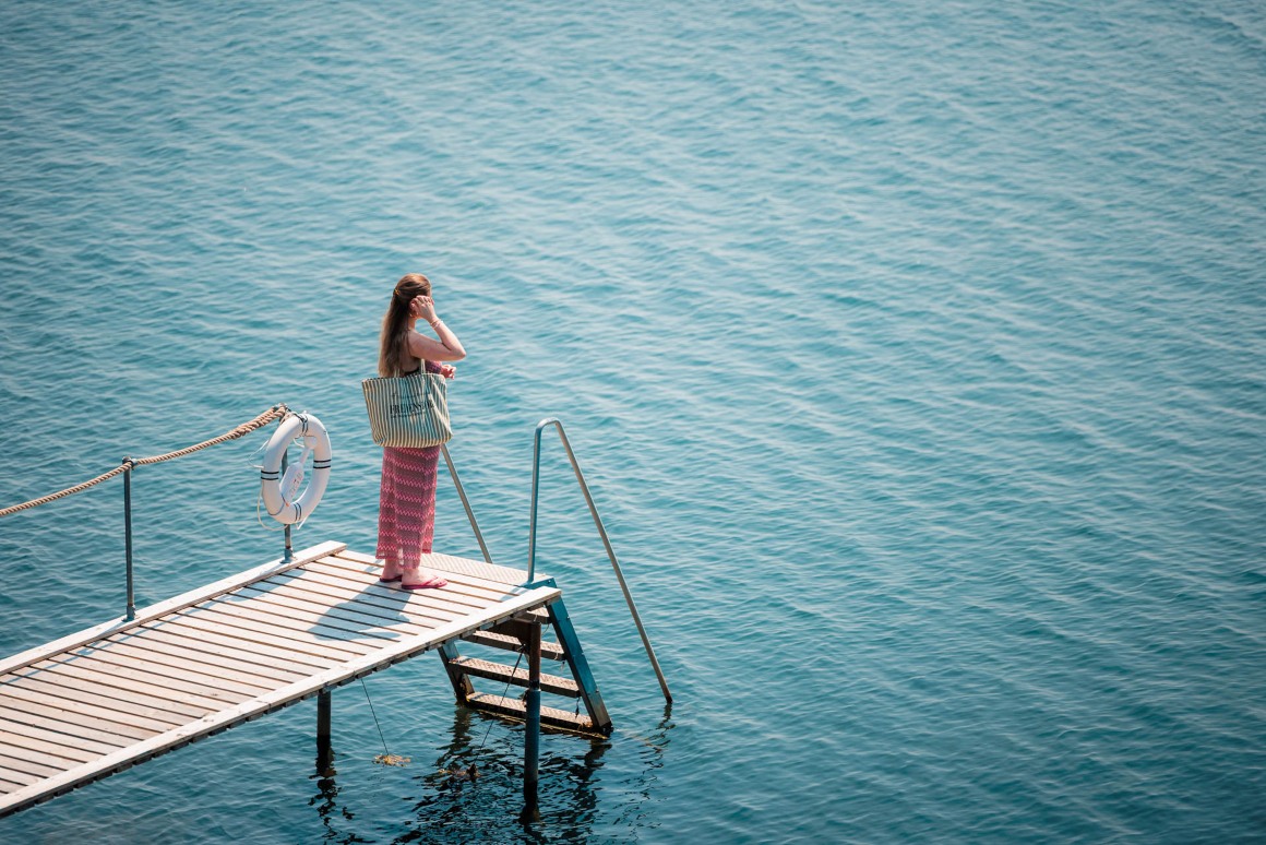 Fredensborg Badehotel Kvinde Paa Badebroen Web