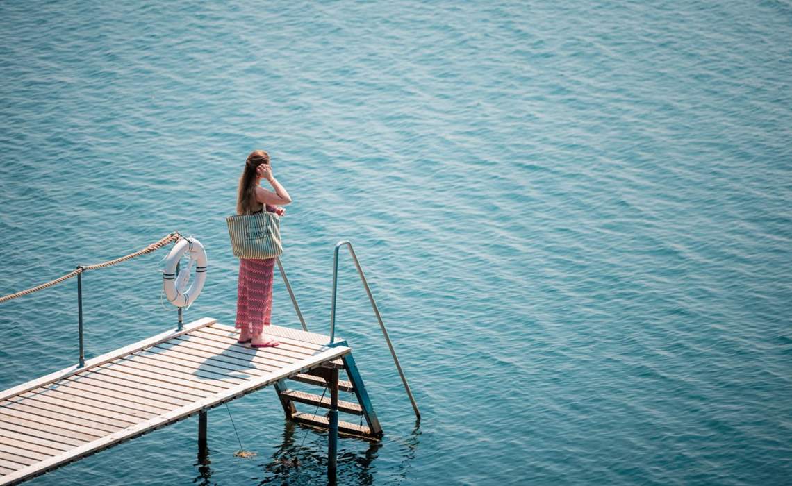 Fredensborg Badehotel Kvinde Paa Badebroen Web