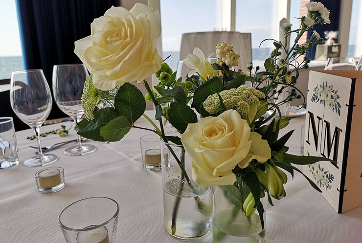 Choose flowers that suit your wedding theme