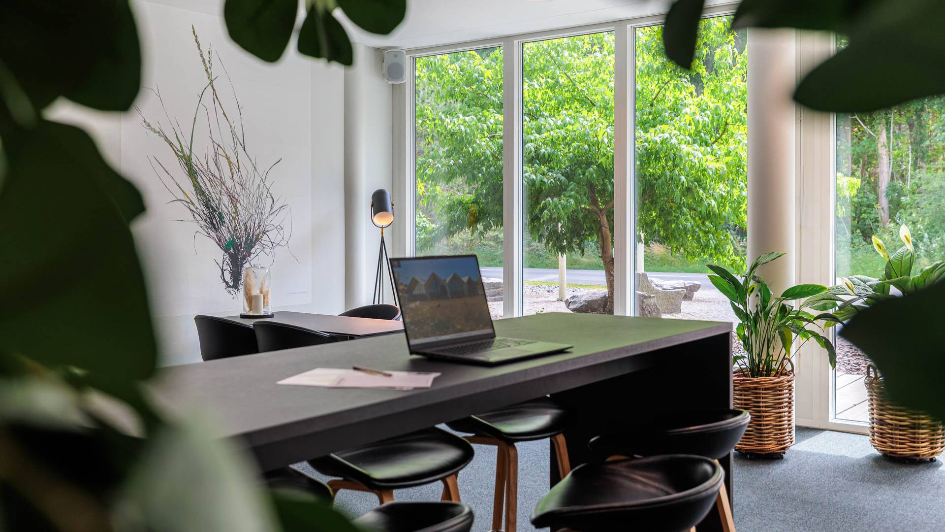 Gsh Calles Corner Laptop Paa Bord HDR Web